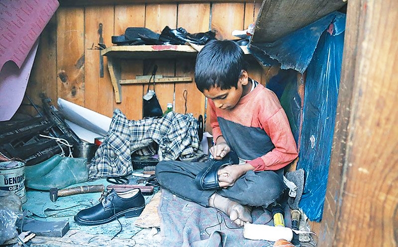 जुत्ता सिलाएर पढाइ खर्च  जुटाउँदै  १२ वर्षीय रामबहादुर