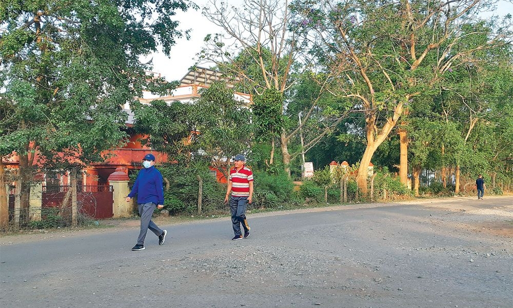 सुर्खेतमा सडक सास्ती, मास्क लगाएर मर्निङ वाक