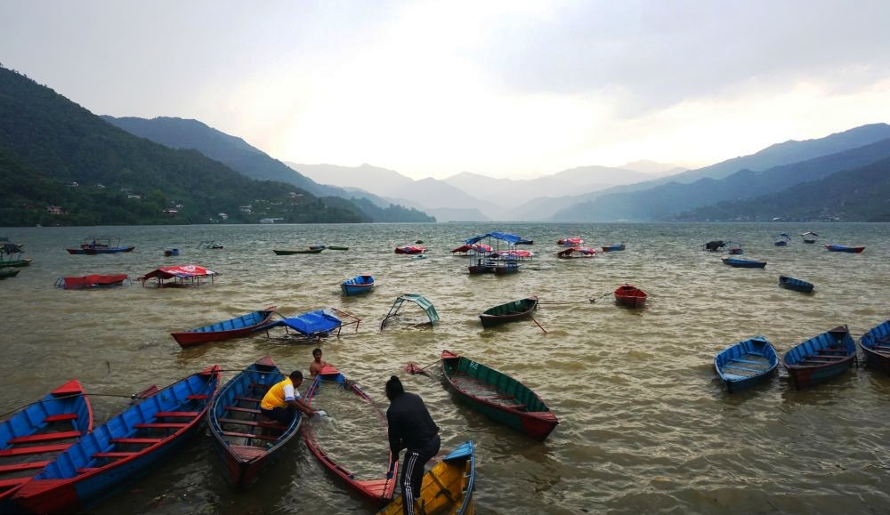 समुद्री किनारको झल्को दिने गरी फेवातालमा छाल