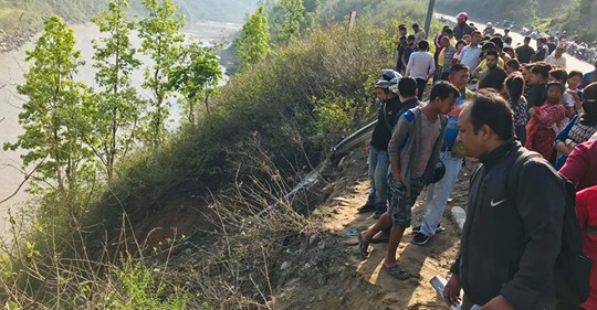भारतीय मिनी ट्रक त्रिशूली नदीमा खस्यो