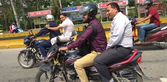 एउटा मोटरसाइकलमा कुलमान, अर्कोमा धुर्मुस !
