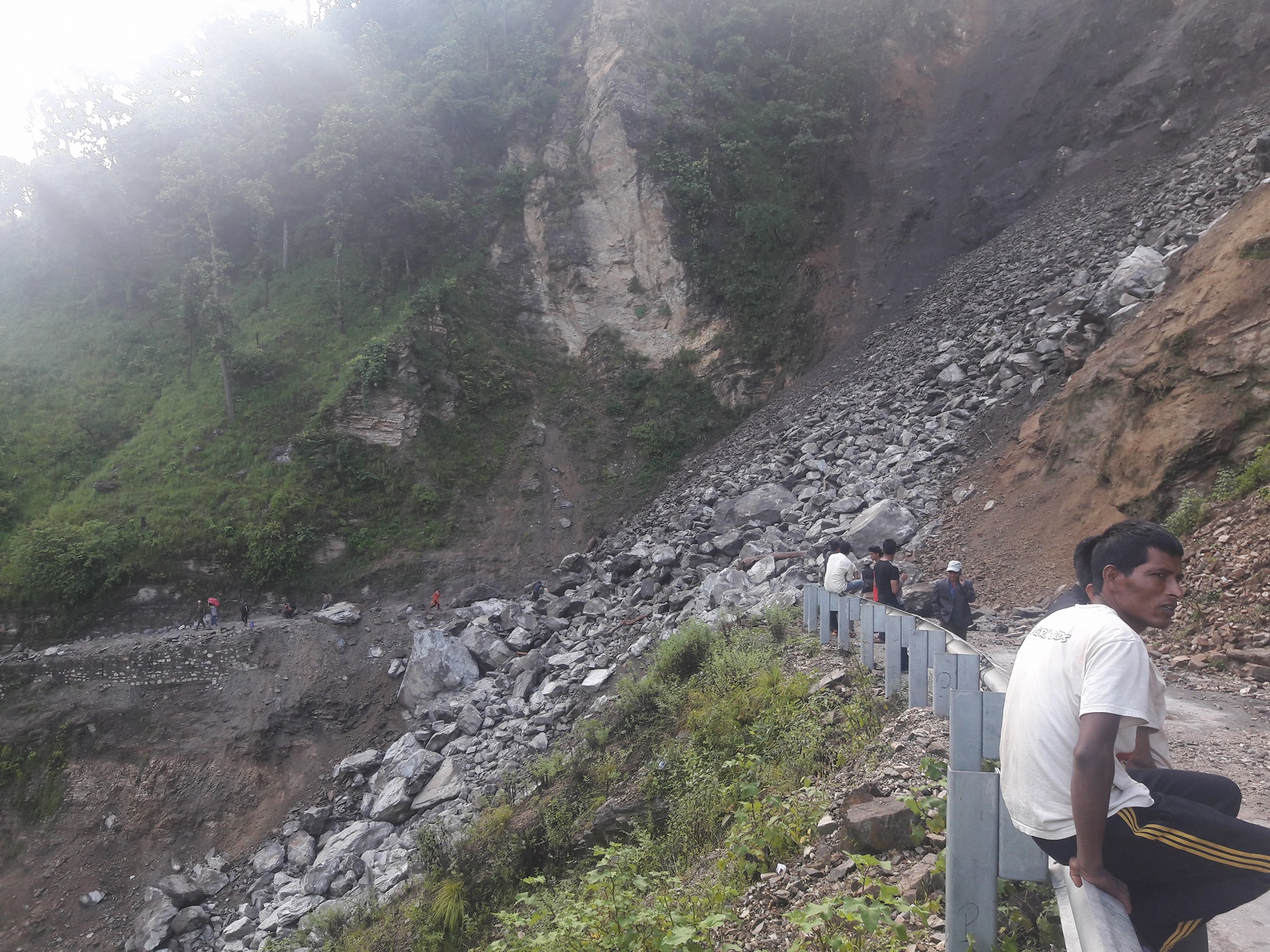 कर्णाली राजमार्गमा पहीरो,यातायात ठप्प