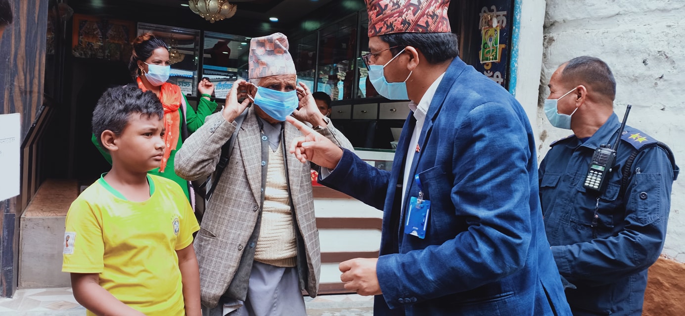 जुम्लाका प्रजिअ थापा मास्क बाड्दै मुख्यबजारका घरदैलोमा
