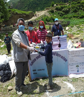 लकडाउन प्रभावित बालबालिकाका लागी अध्ययन सामाग्री बितरण
