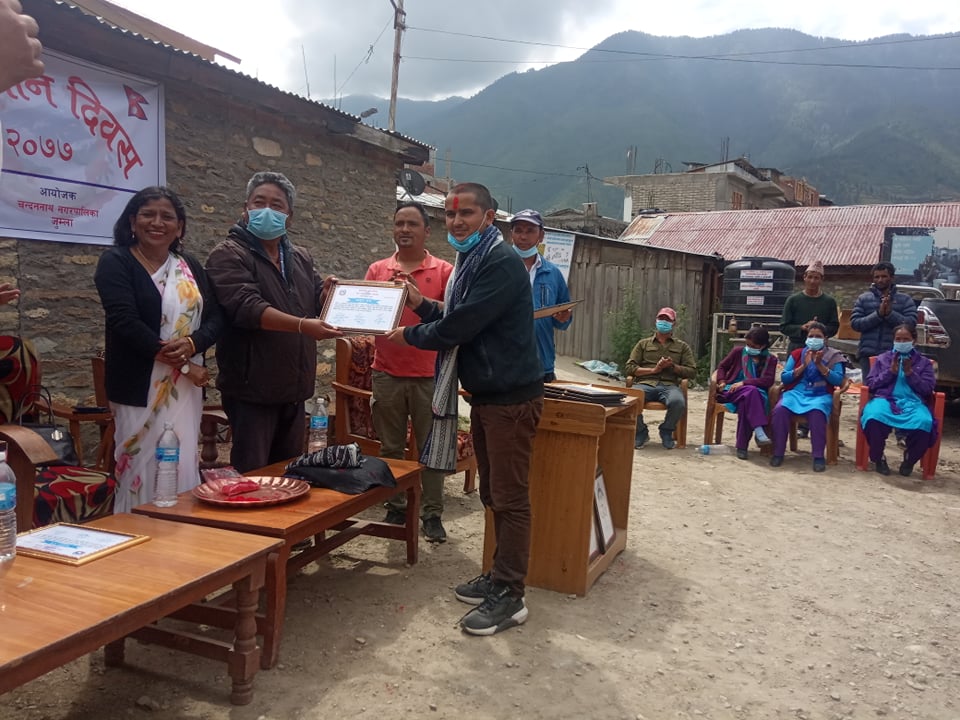 संविधान दिवसको  अवसरमा स्वास्थ्यकर्मीलाई सम्मान