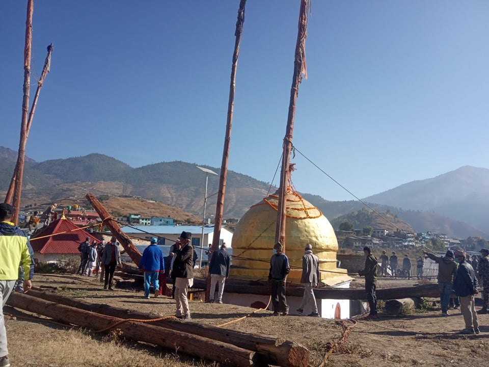मन्दिरका नयाँ लिंगा खडा गरेर वडा दशैको सुरु गरियो ।