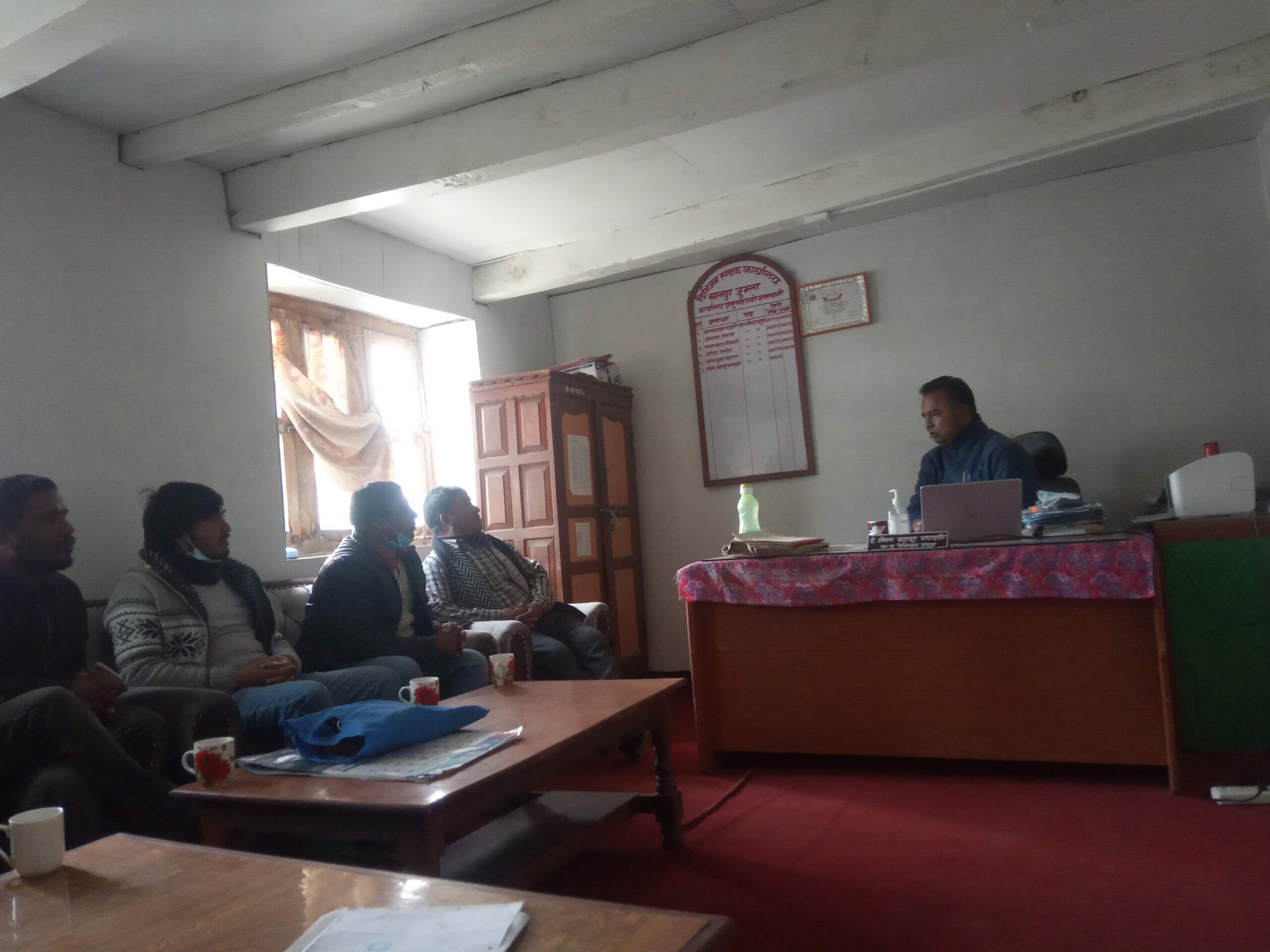 नाग्मगमडी सडक निमार्णमा भएको ढिला सुस्ती बुझ््दै सांसद महत ।