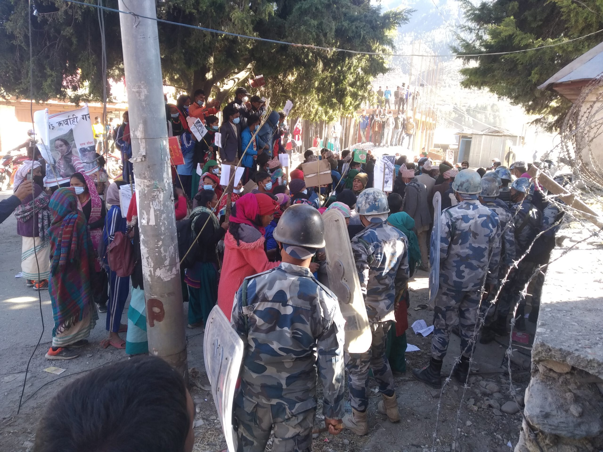 बालिका हत्या आरोपको मुद्दा कमजोर पारिएको भन्दै पीडित पक्ष, र प्रहरी बीच झडप