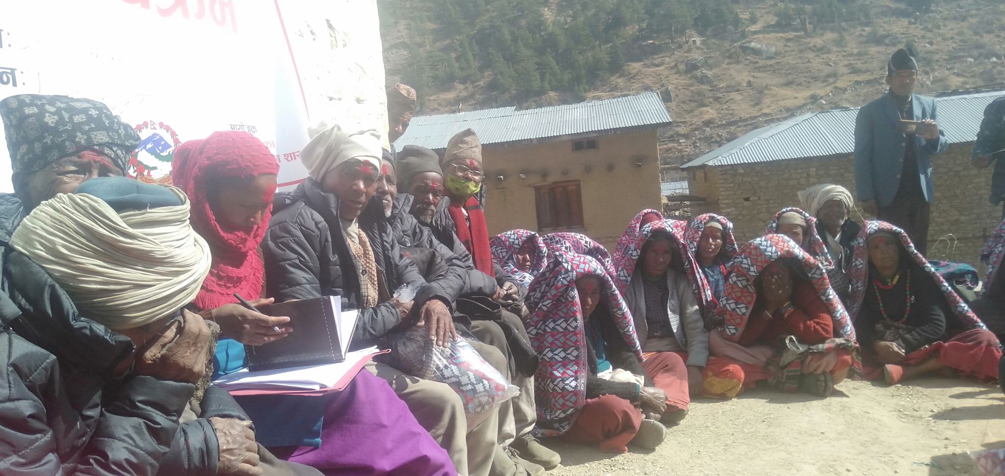तिलाका जेष्ठ नागरिकलाई ज्याकेट र पछ्यौरी 