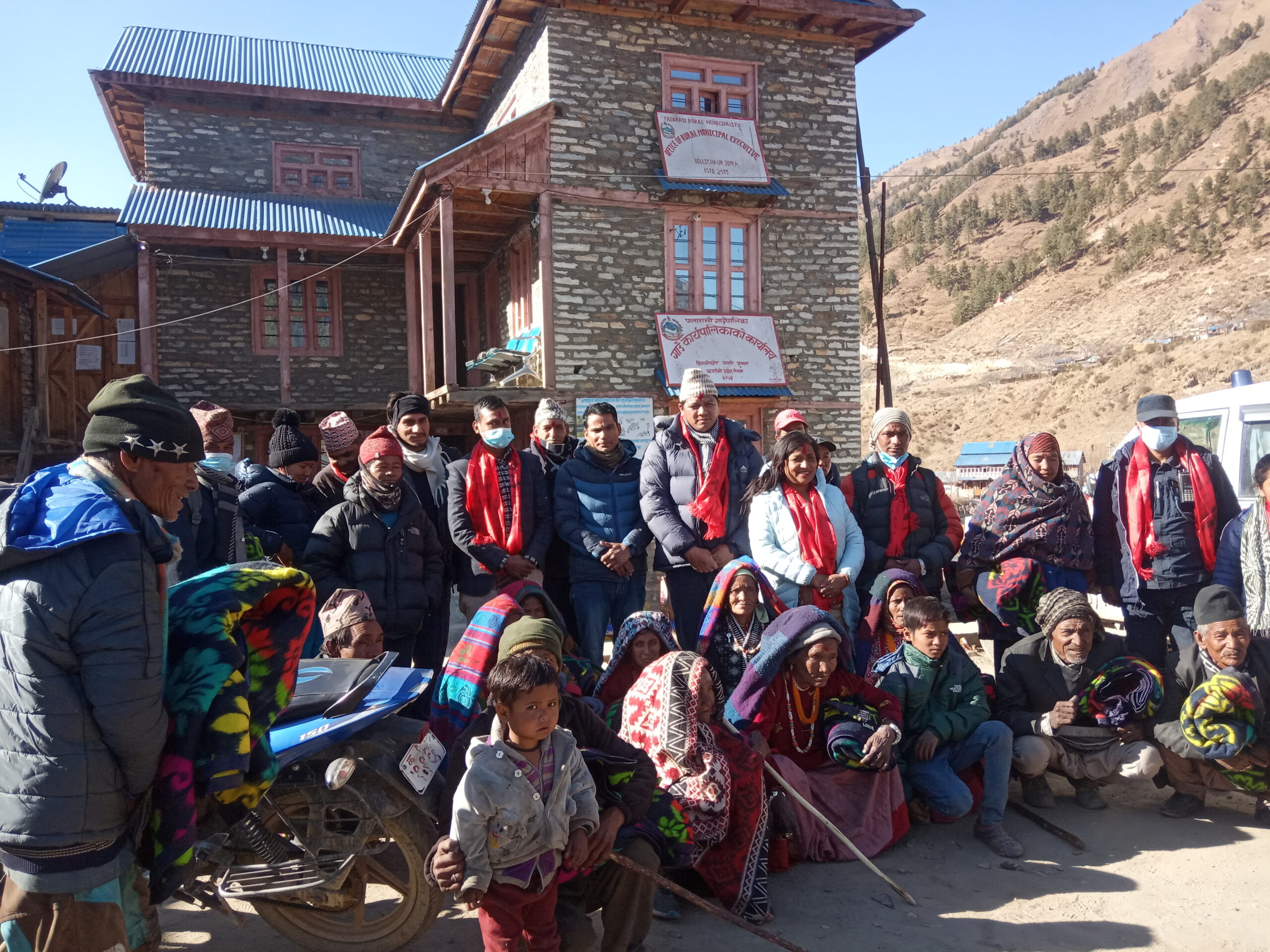 घरघरमा न्यानो कपडा पुगेपछि बिपन्न नागरिक दंग