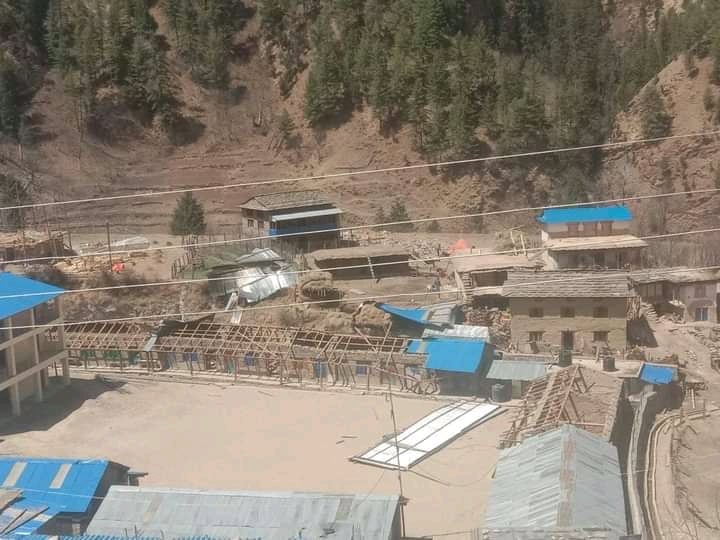 टोप्लामा रहेको कालिका माविको छाना हावाहुरीले उडायो