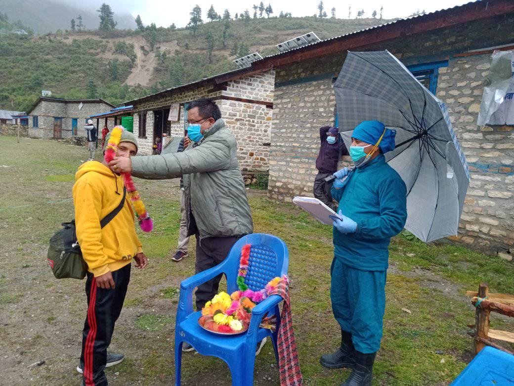 आइसोलेसन बाटै कोरोना जितेर फर्किनेलाई फुलमाला
