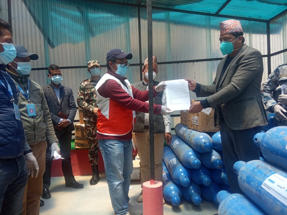 अक्सिजन सिलिण्डर र स्वास्थ्य सामग्री जुटाउदैै,  कोभिड संकट व्यवस्थापन समिति