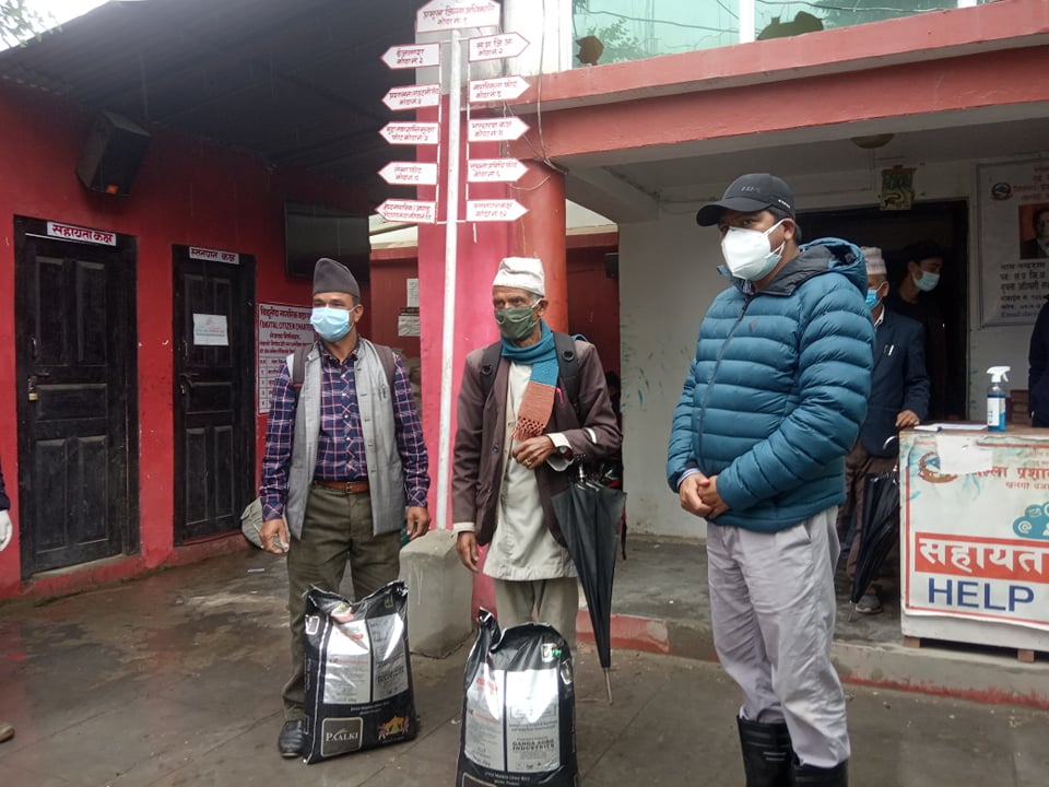 धिताललिहीमा अग्नी पीडीत परिवारलाई राहत बितरण