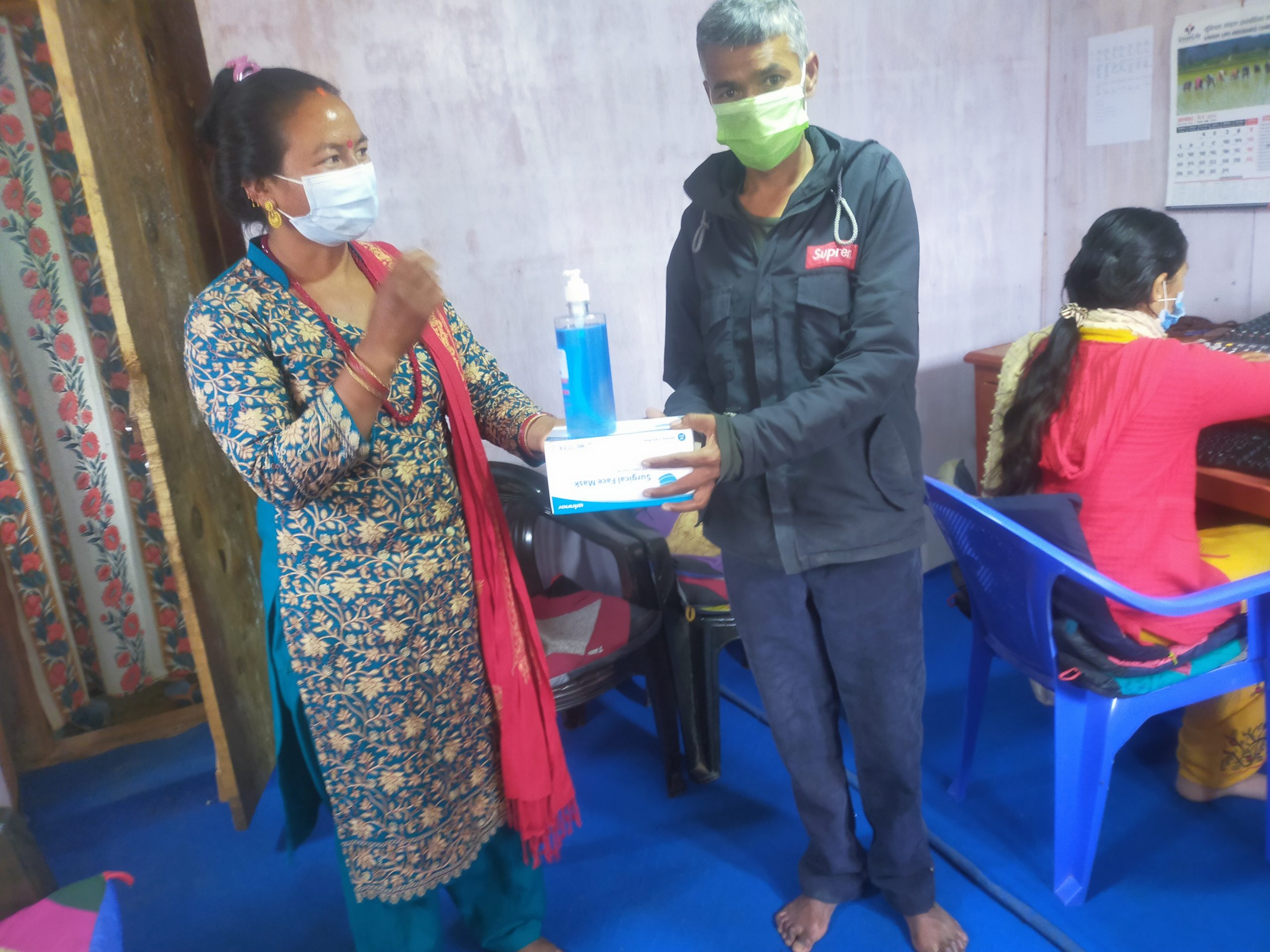 कोरोना संक्रमित र रेडियो गुठी चौरलाई स्वास्थ्य सामाग्री बितरण