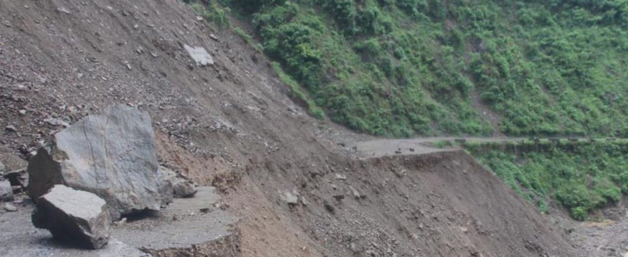 पहिरोले कर्णाली राजमार्ग अवरुद्ध