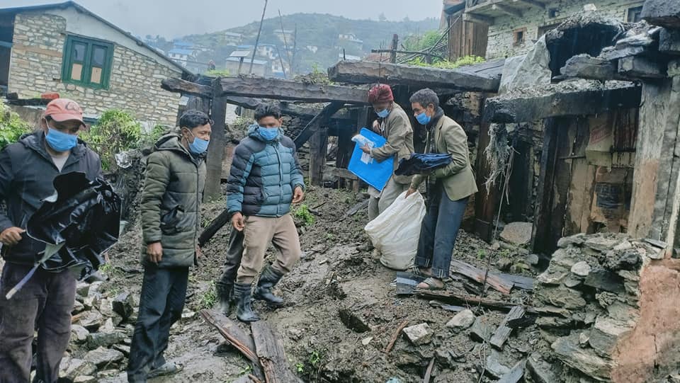 भत्केको घरमा बस्दै आएका,खाम्बा नेपालीको घर सहयोगी हातबाट बन्दै