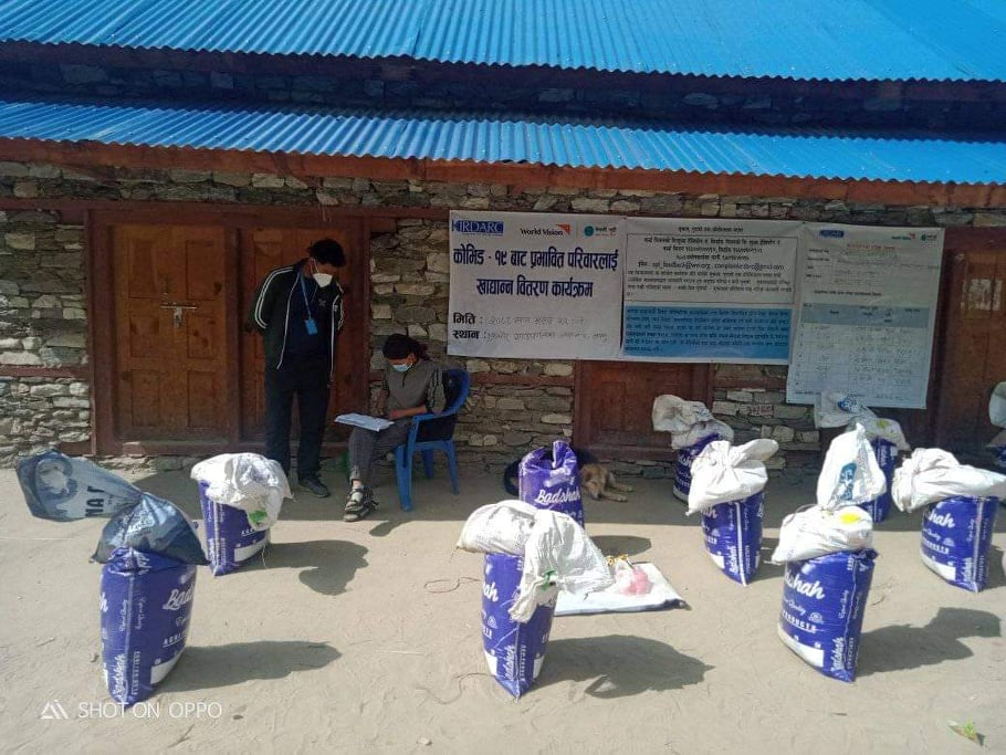गुठीचौरका कोरोना प्रभाबितलाई खाद्यन्न बितरण