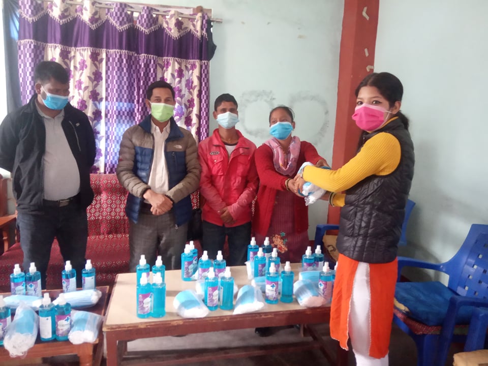 पत्रकारलाई स्वास्थ्य सामग्री वितरण