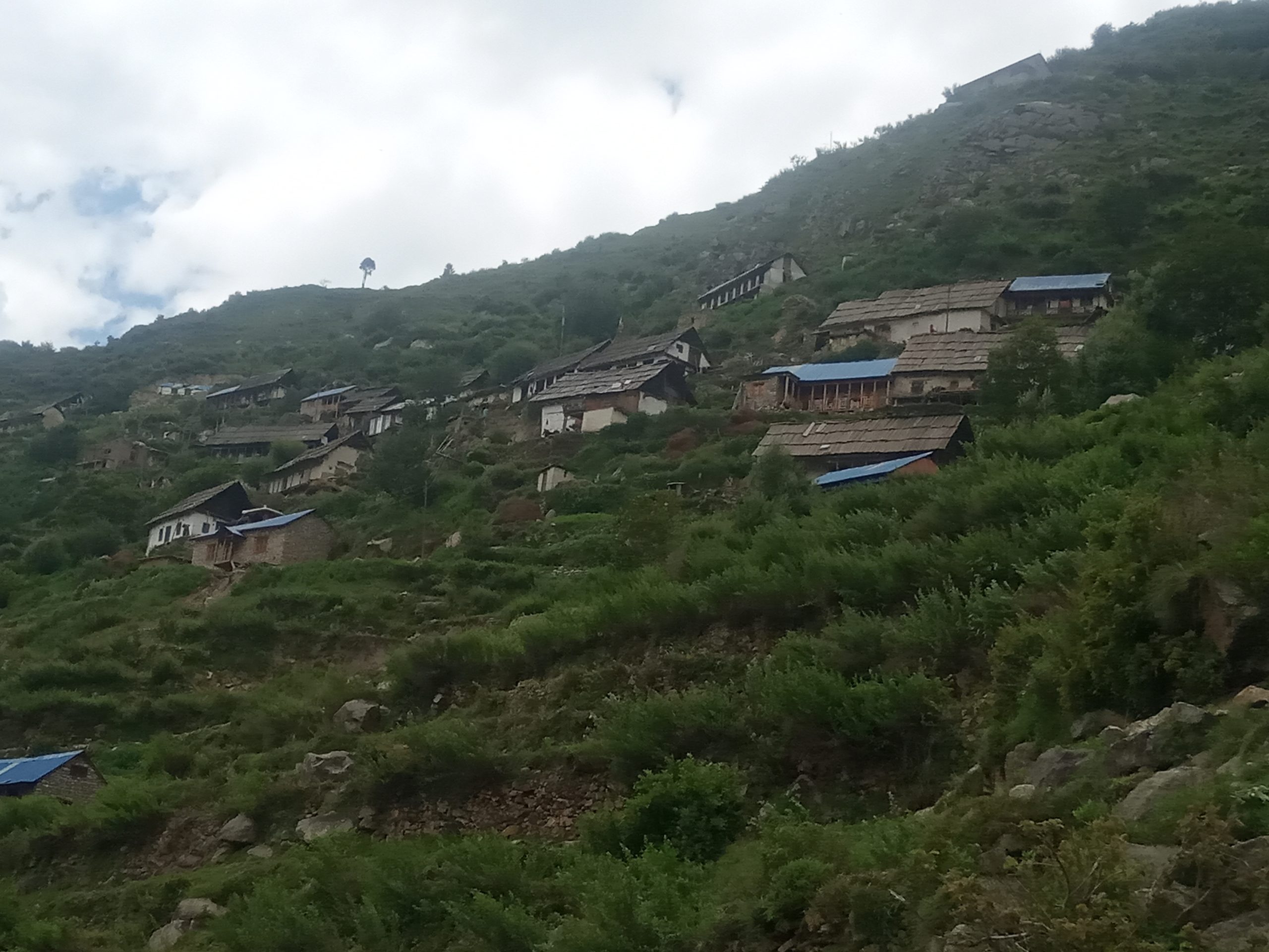 खलढुंगाका नागरिकलाई कोरोना भन्दा पनि पहिरोको त्रास बढी