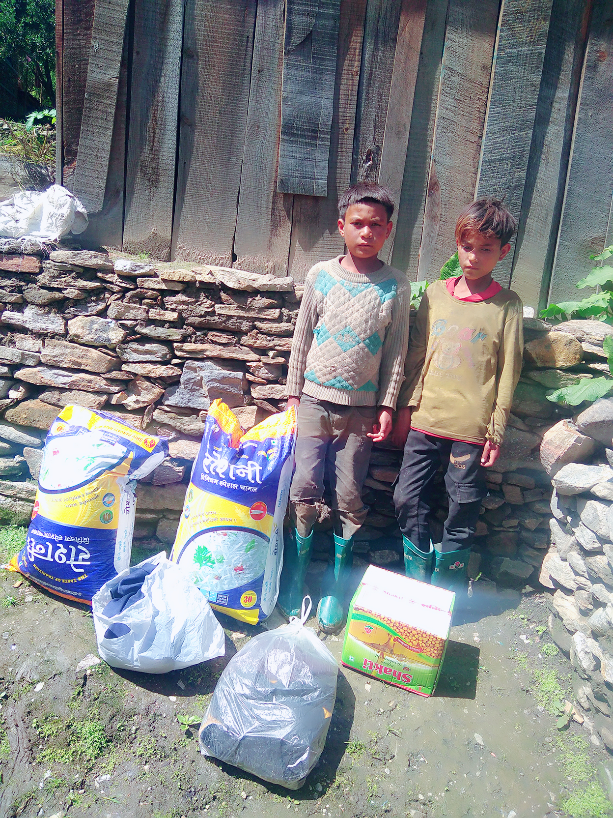 गुठीचौरका ३०जना श्रमिकले दिए बिपन्नलाई राहत