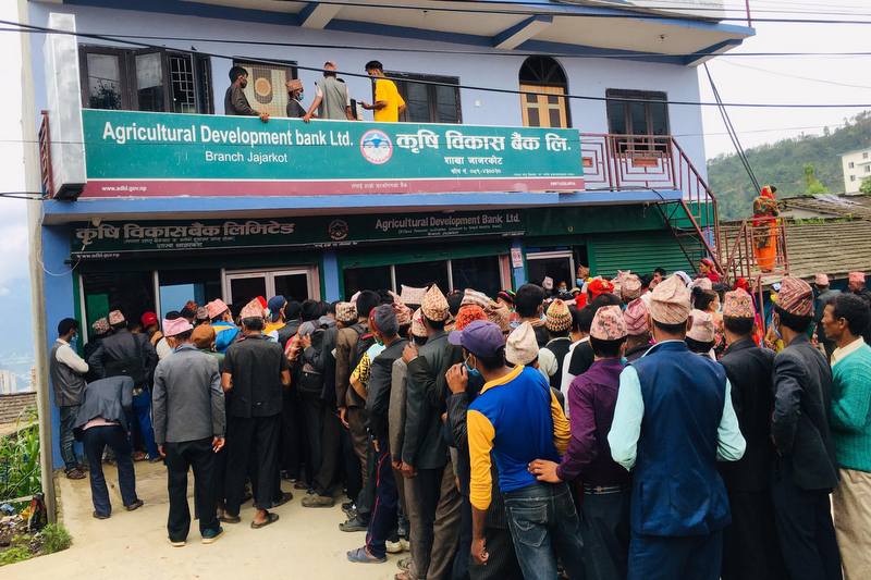 बैंकबाट भुक्तानी लिन दुई सातासम्म लाइनमा बस्नुपर्ने बाध्यता