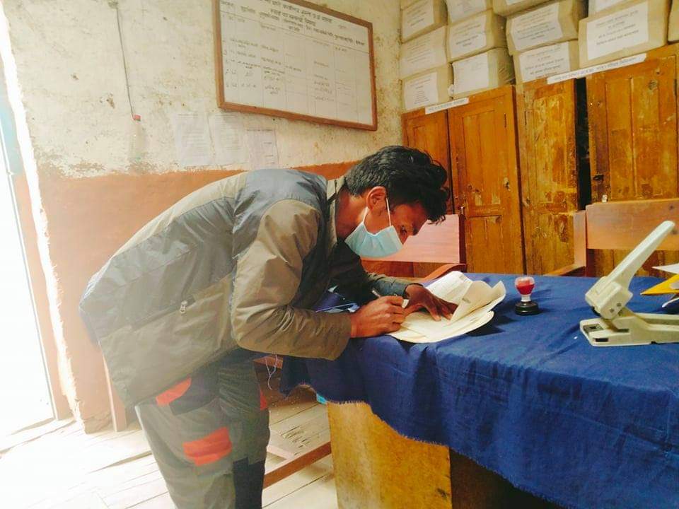 वडाअध्यक्षले नै जातीय विभेद गरेको भन्दै प्रहरीमा जाहेरी