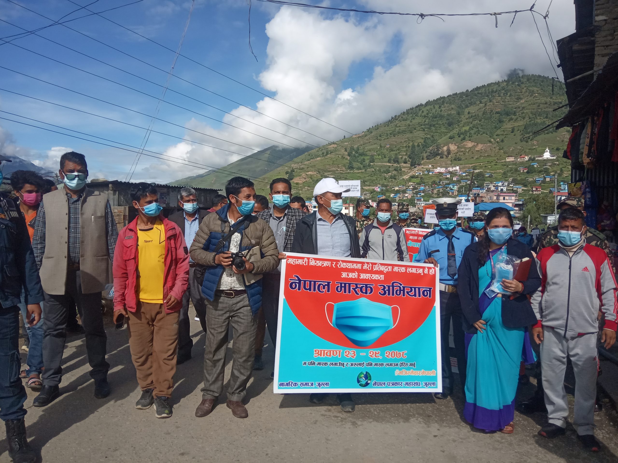 नेपाल मास्क अभियान ः तँपाइको मास्क खै भन्दै सिडिओ सडकमा