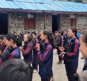 हुम्लाका प्रथम सगरमाथा आरोहीद्धारा विद्यार्थीलाई पोसाक