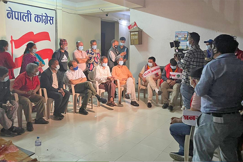 कांग्रेस जिल्ला सभापतिहरुकाे रिले अनशन ताेडियाे