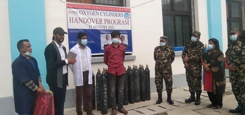 २० वटा अक्सिजन सिलिण्डर लिएर जुम्ला अस्पताल पुगे १८ बर्षिय सुजल