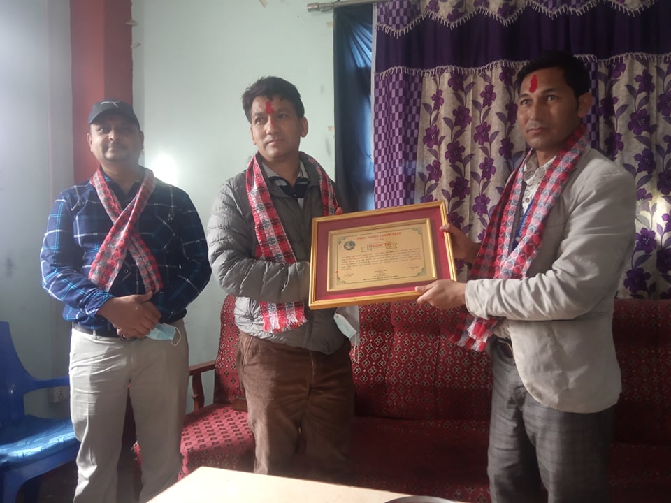 पत्रकार महासंघ जुम्लाको भवन निर्माणमा सहयोग गर्ने भण्डारी र पौडेललाई सम्मान