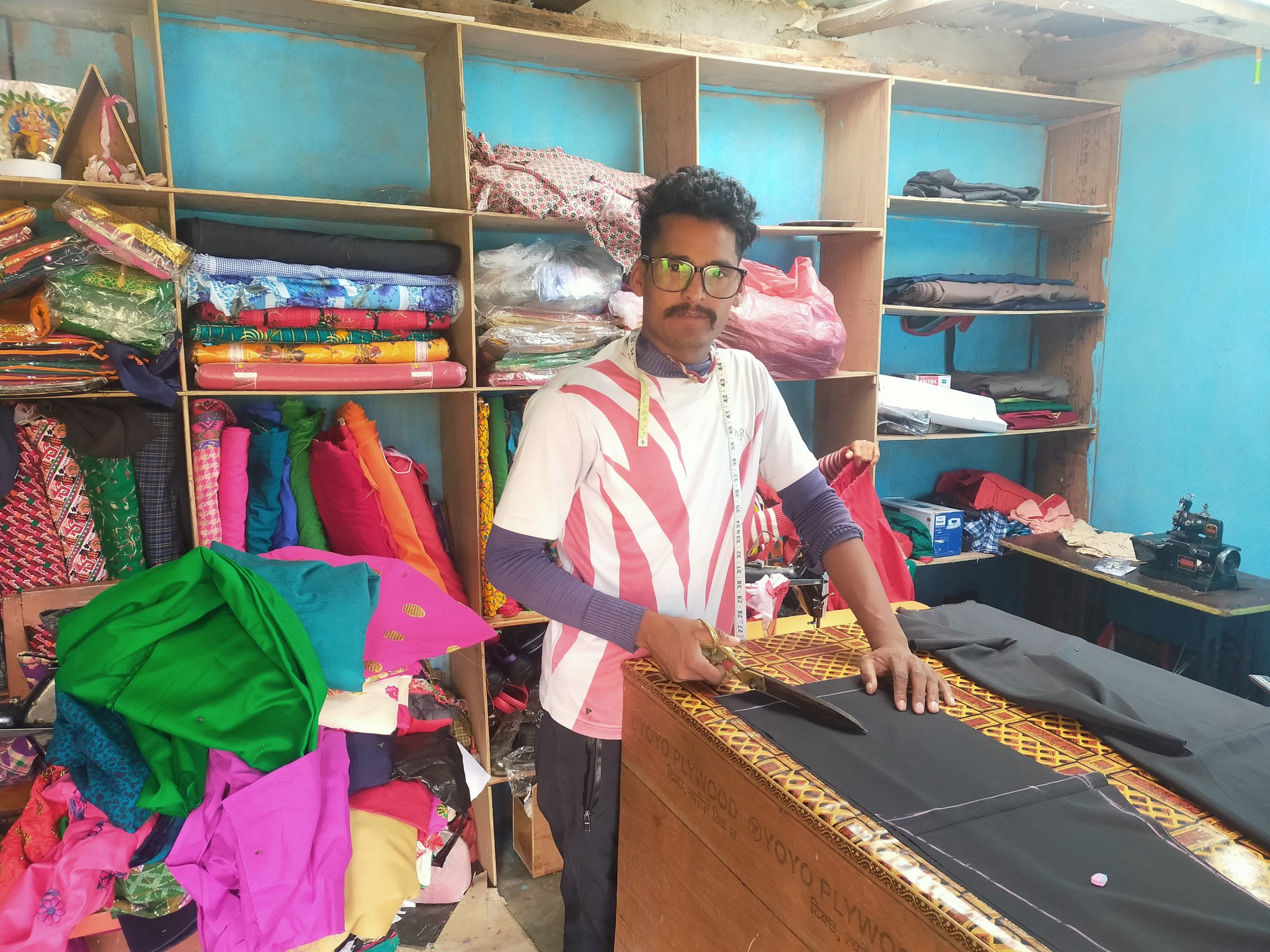 सिलाइ कटाईबाटै मसिक ६०हजार आम्दानी गर्दै ःअमर परियार