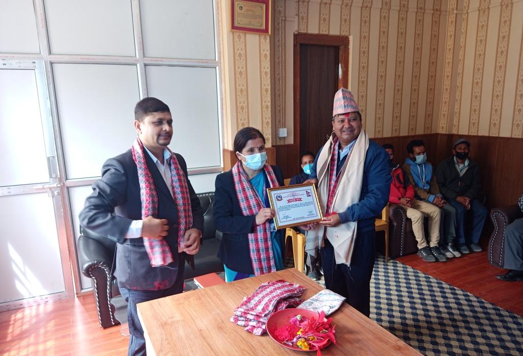 उत्कृष्ट कार्यसम्पादन गर्ने दुई जना कर्मचारी सम्मानित