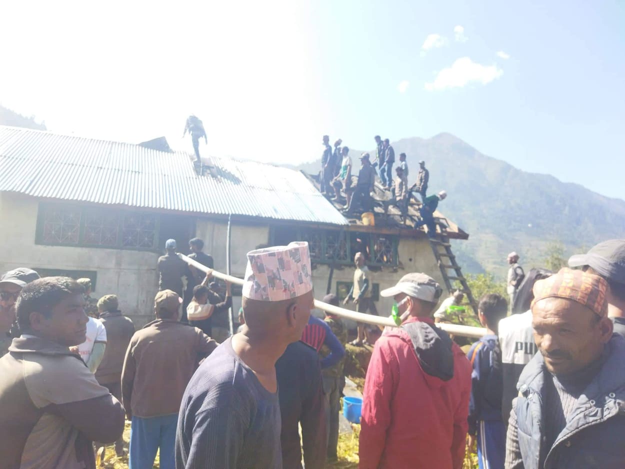 लाम्रा गाउँको एक घरमा आगलागी