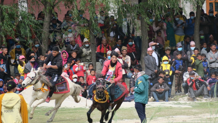 जुम्लाको घोडादौड प्रतियोेगिता ः मनसुर बोहोराको घोडा प्रथम