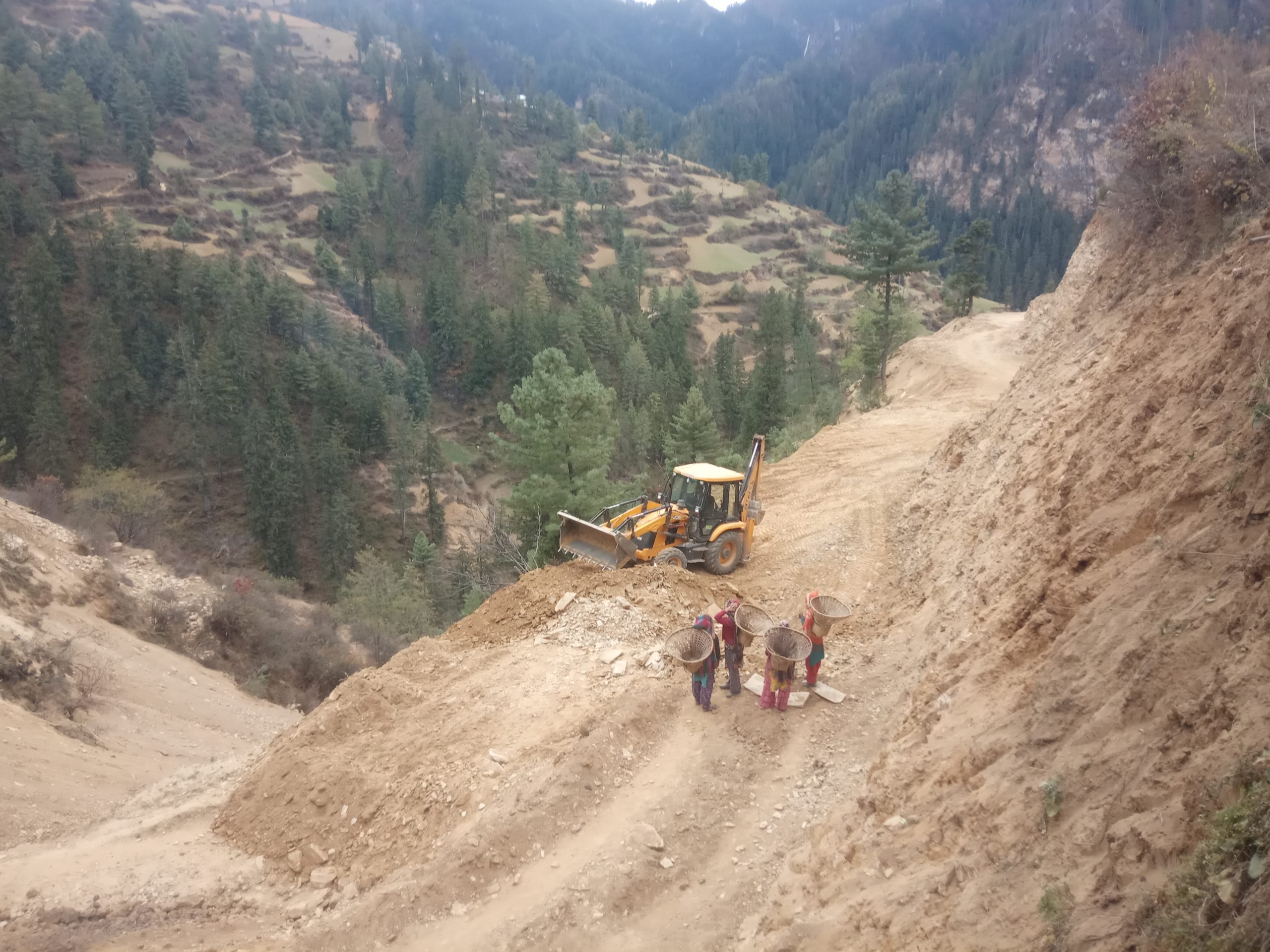 तिलाको ग्रामिण बस्तीमा सडक पुग्दा स्थानिय उत्साहित