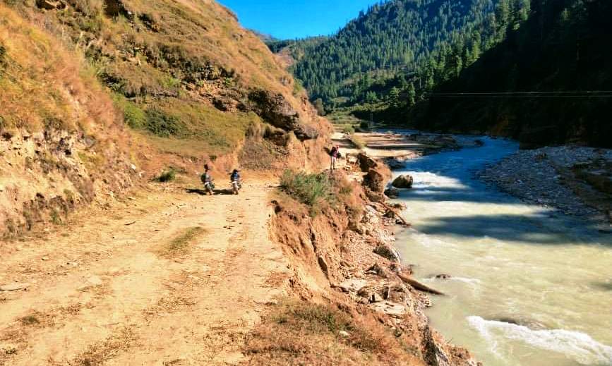 बाढीले अबरुद्ध त्रिबेणी–ताम्ती सडकको ट्रयाक खुल्यो