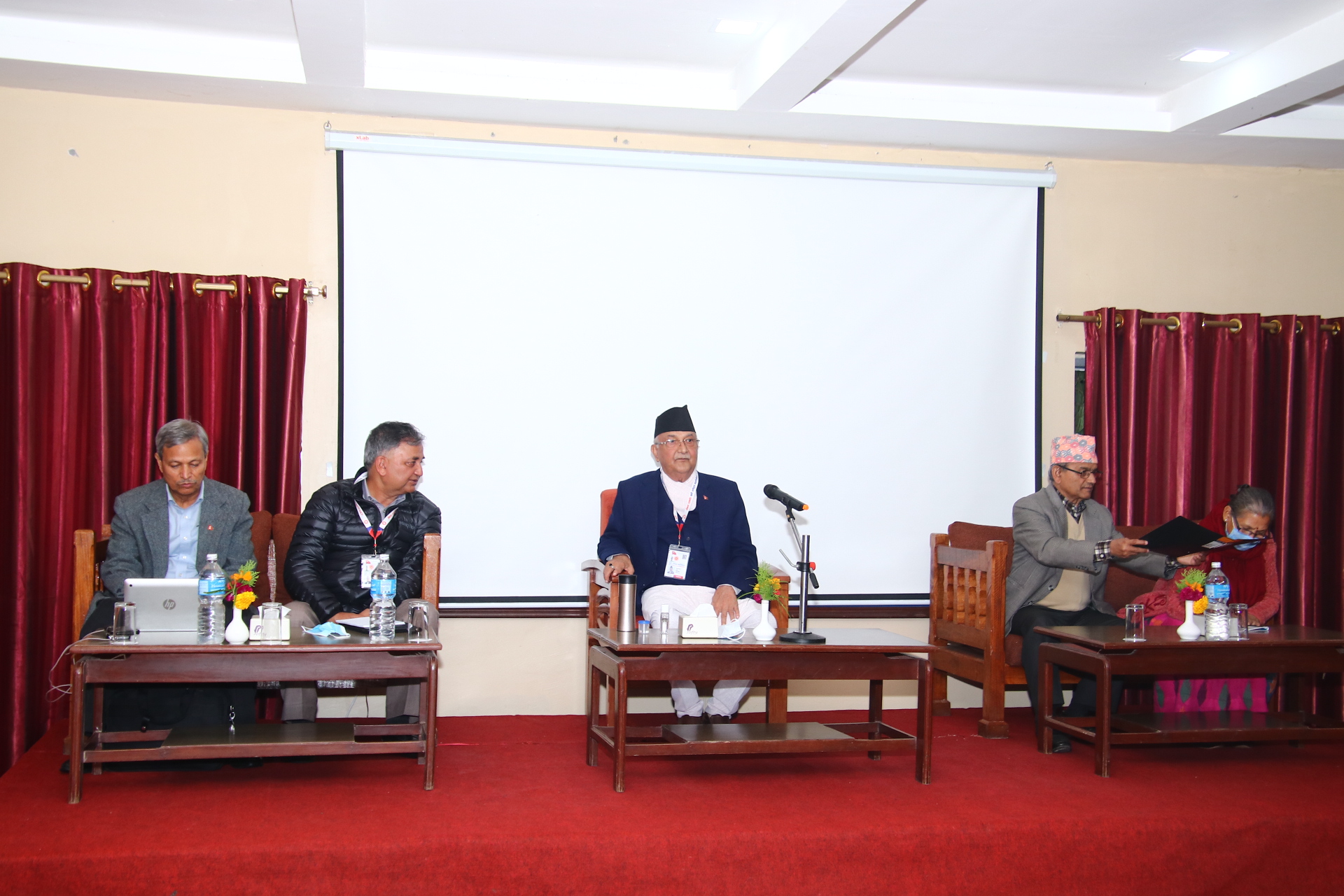 एमाले महाधिवेशनः केन्द्रीय सदस्य र पदाधिकारी थपिने, १९ सदस्यीय सचिवालय