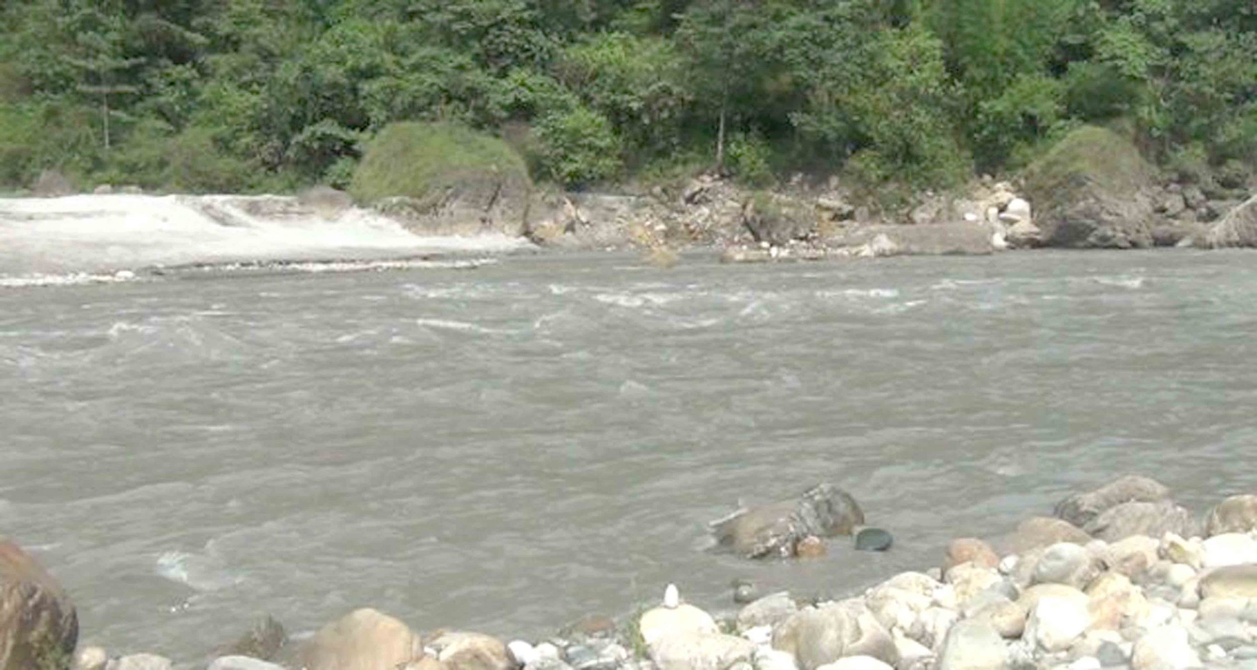 कर्णाली नदीमा बगेर एक महिला बेपत्ता
