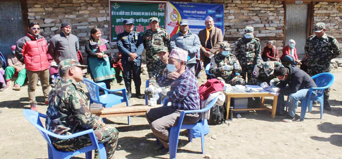 बुस्टर खोप बोकेर दुर्गम गाउँमा नेपाली सेना