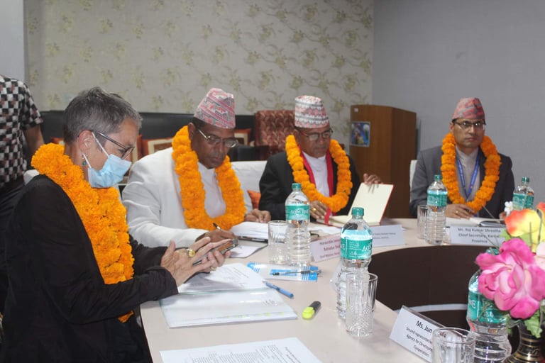 स्वीस राजदूत र कर्णालीका मन्त्री बिच छलफल