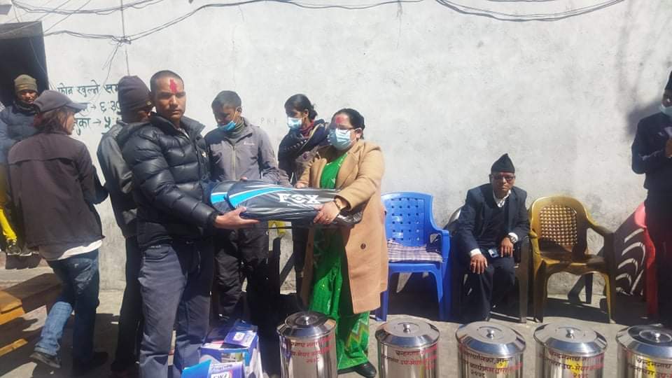 जुम्लाका कैदीबन्दीलाई खेलकुद सामग्री  बितरण