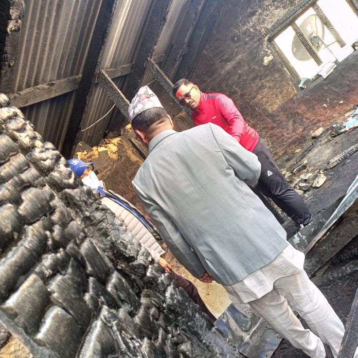 आगलागी पीडित परिवारको घरमा पुगे ,मन्त्री रोकाया