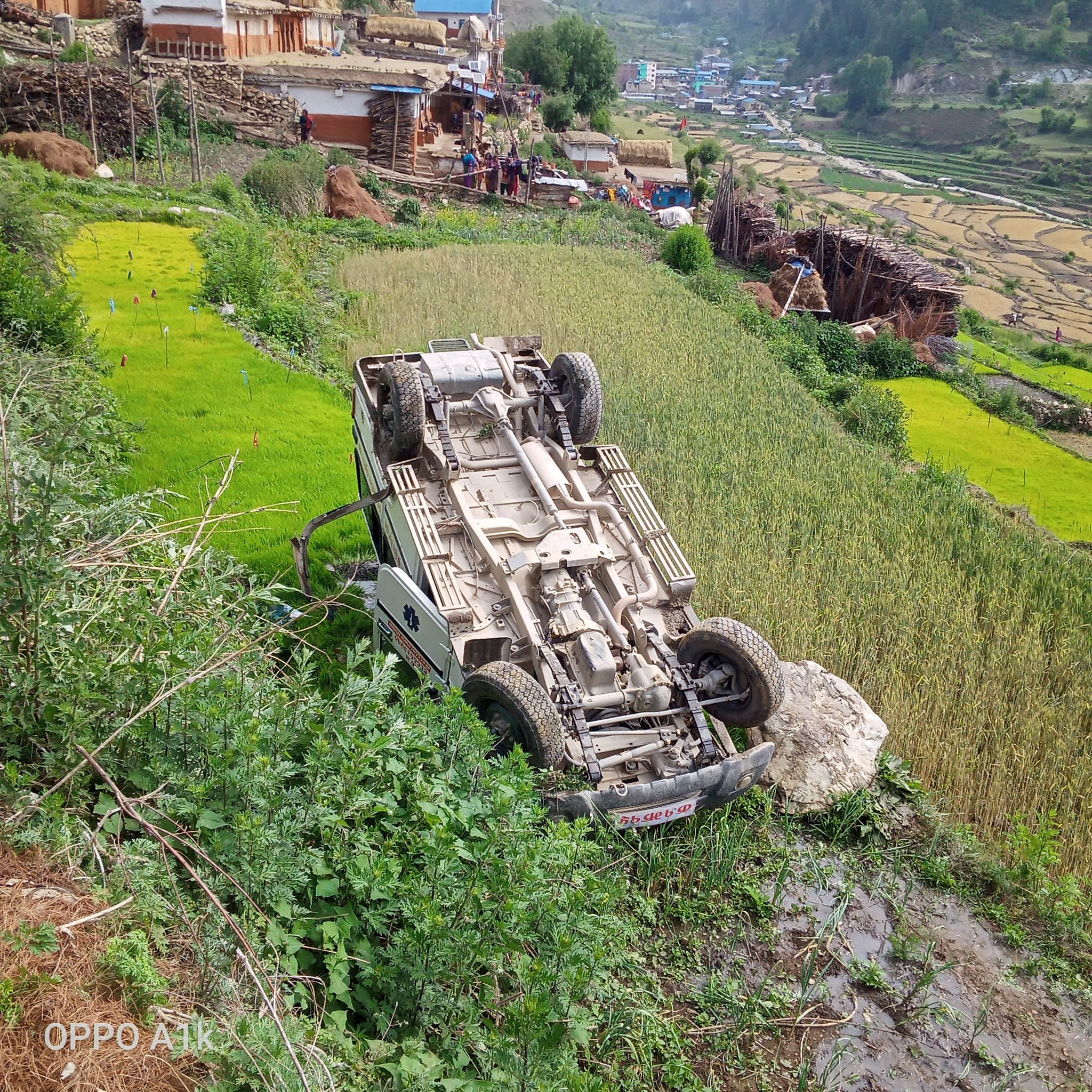 कनकासुन्दरीमा बिरामी वोकेको एम्बुलेन्स दुर्घटना, तीन घाईते