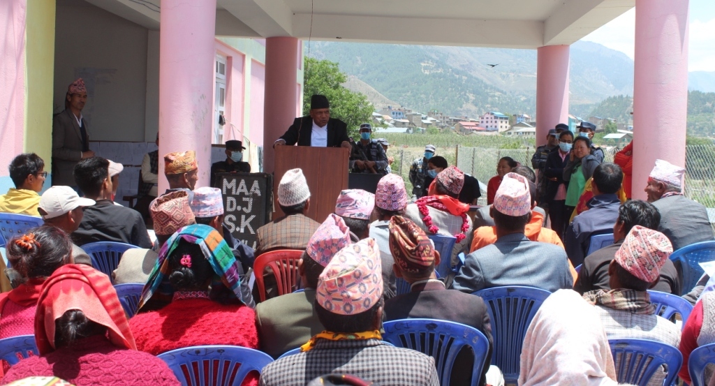 चन्दननाथका नवनिर्वाचित जनप्रतिनितिलाई प्रमाणपत्र बितरण