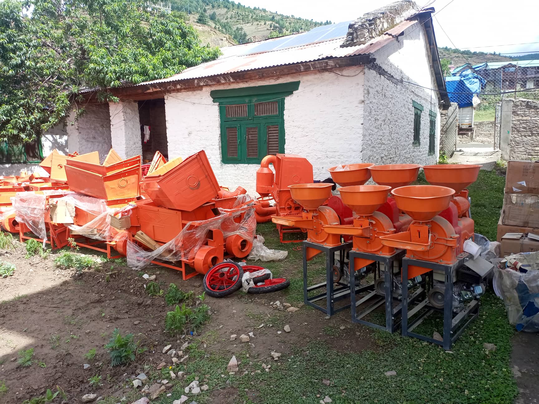जुम्लाका महिलाको कार्यबोझ घटाउन कृर्षि कार्यालयले दियो ,गहु र धान चुट्ने मेसिन