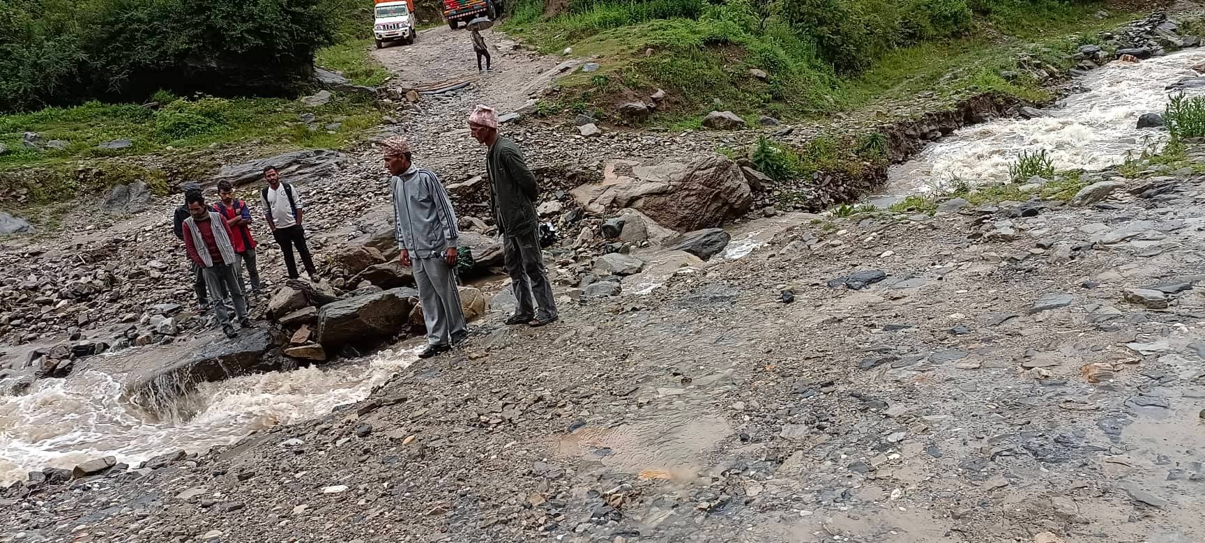 वर्षाका कारण  बाढी आएपछि नाग्म–गमगढी सडक अवरुद्ध