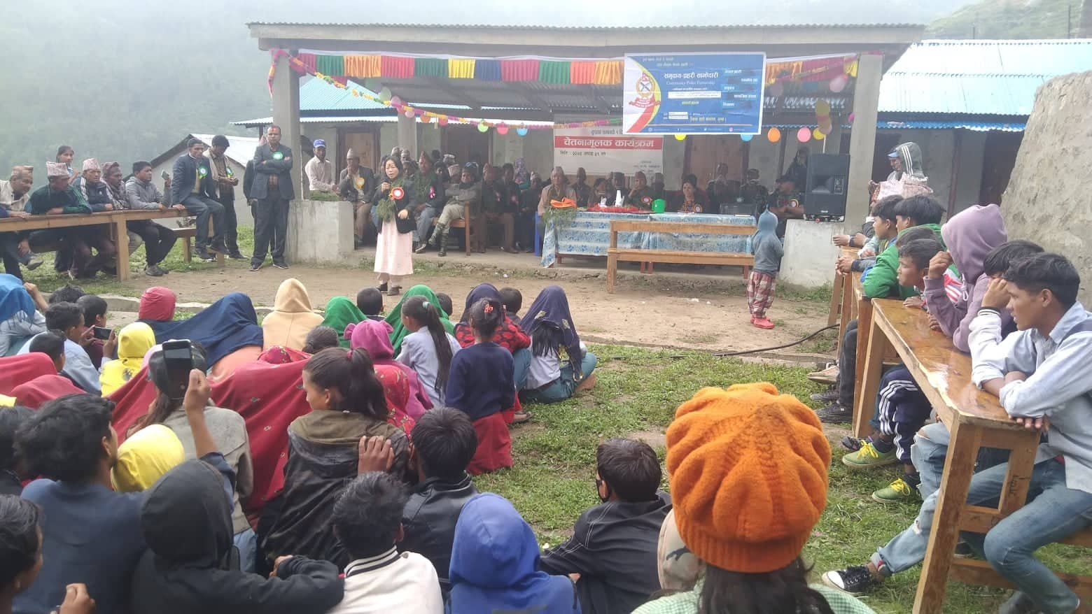 लागु औषध दुर्वेसन र वालविवाह विरुद्ध बिद्यालय स्तरमा सचेतना कार्यक्रम गर्दै प्रहरी