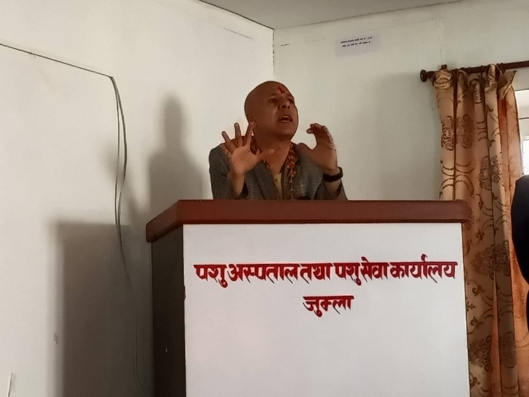 चट्याङबाट पिडित पाँच भेडा कृषकले पाए राहत